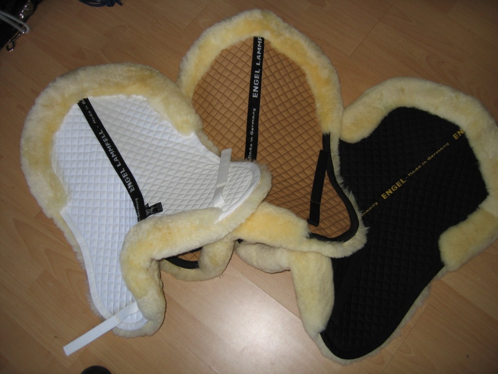 Lammfell-Sattelkissen mit Rand (vorne + hinten) Spinefree